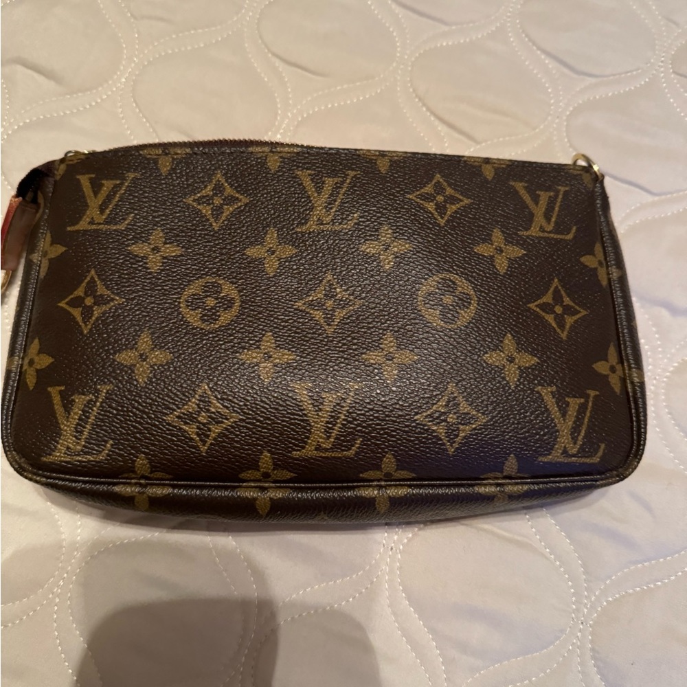 Louis Vuitton Monogram Pouchette! Excellent condition! Serial Number CA0076